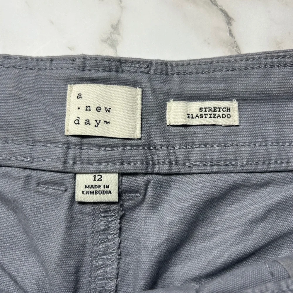 A New‎ Day Womens Gray Stretch Chino Shorts Size 12 Mid Rise Casual Summer 0683